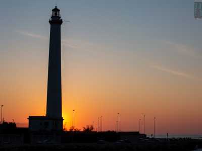 ...il faro ormai avvolto dal rosso sole calante ci saluta